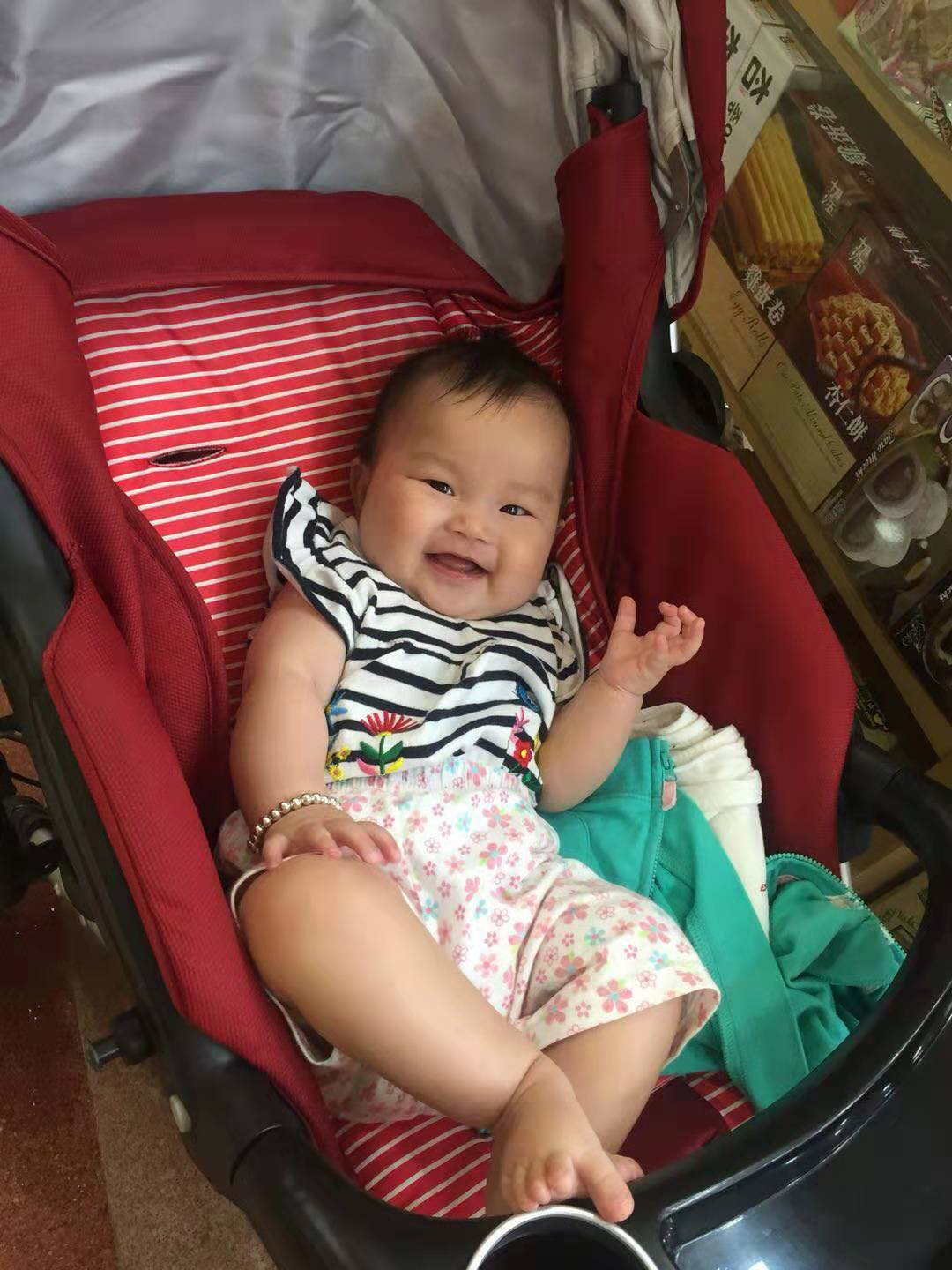 -8個月大的快快樂小寶寶