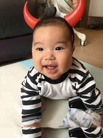 - 6個月大的快快樂小寶寶- 