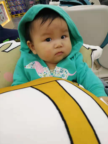 -8個月大的快快樂小寶寶