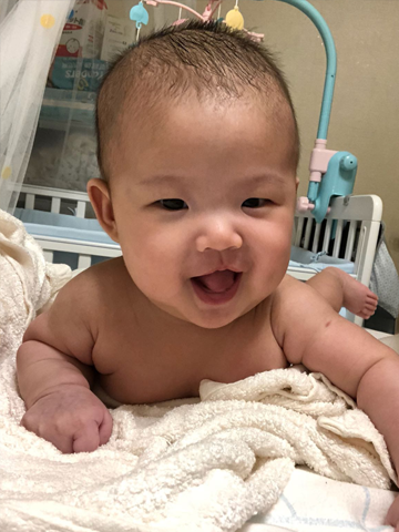 -2個月大的快快樂小寶寶